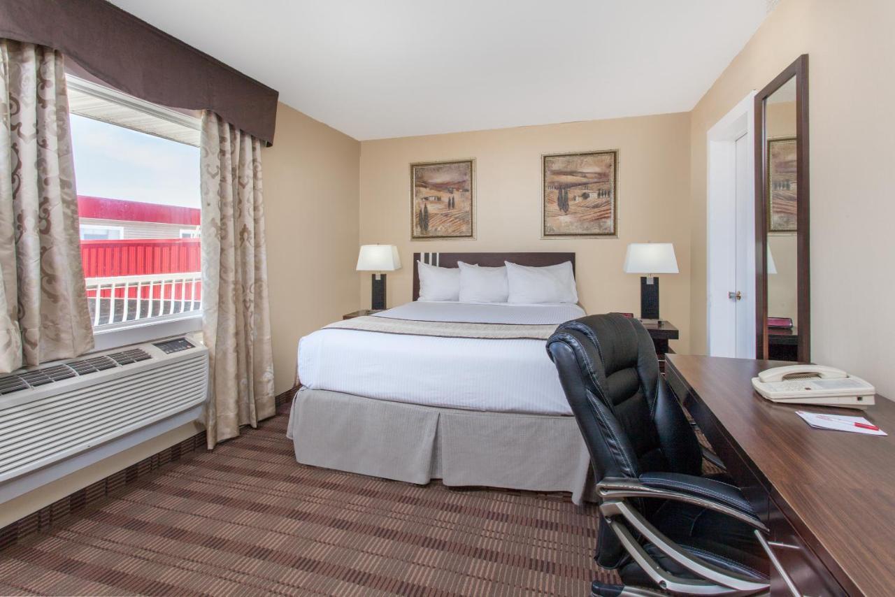 Econo Lodge Inn & Suites Medicine Hat Eksteriør bilde
