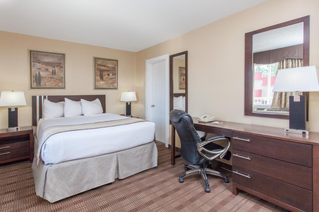 Econo Lodge Inn & Suites Medicine Hat Eksteriør bilde